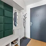Liv Cashmere Nest W Balcony, Ac & Free Parking