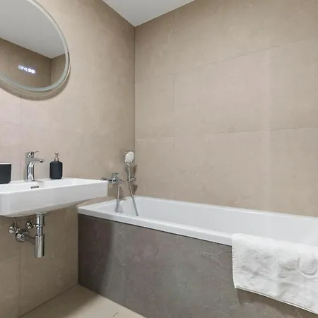 Liv Cashmere Nest W Balcony, Ac & Free Parking