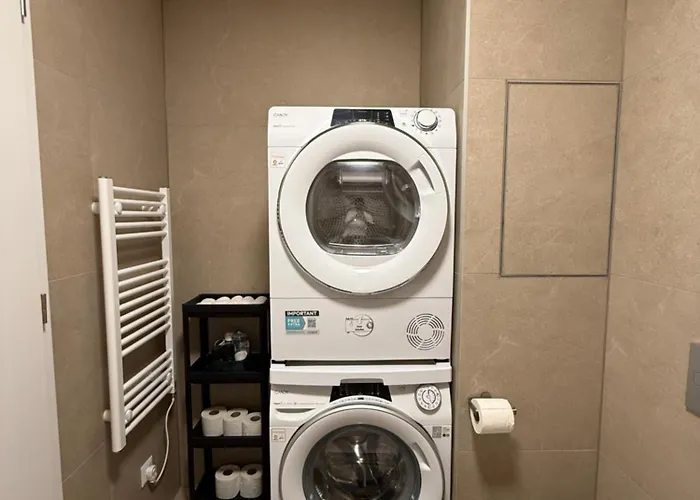 Liv Cashmere Nest W Balcony, Ac & Free Parking