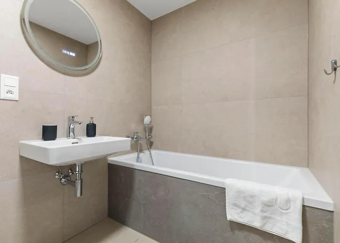 Liv Cashmere Nest W Balcony, Ac & Free Parking