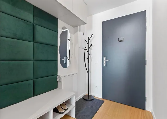 Liv Cashmere Nest W Balcony, Ac & Free Parking