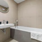 Liv Cashmere Nest W Balcony, Ac & Free Parking