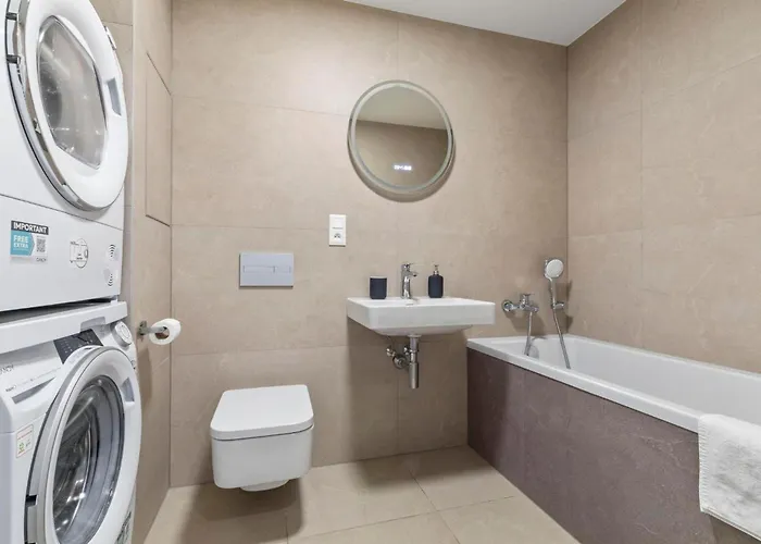 Liv Cashmere Nest W Balcony, Ac & Free Parking * Pressburg